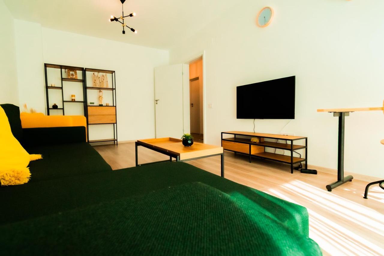 Brown Bear Apt. Boho Style Bedroom W/ City View & Free Parking Brasov Ngoại thất bức ảnh